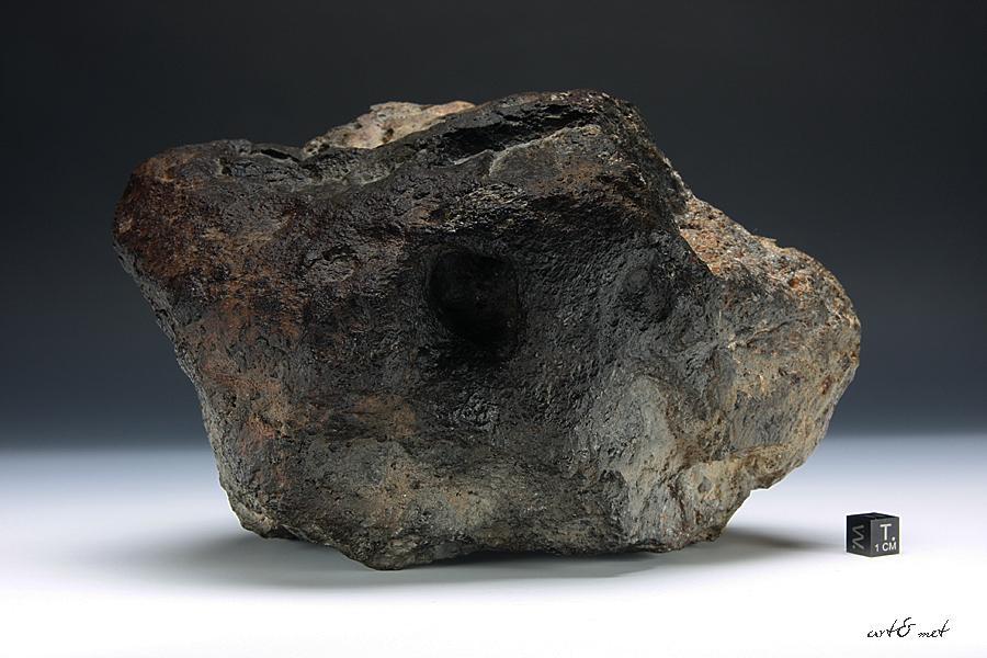 The 4.247 kg Jiddat al Harasis 804 meteorite in full beauty. 