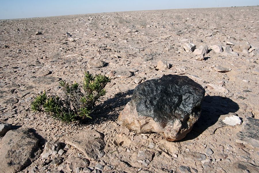 4.247kg - JaH 804 meteorite In-situ